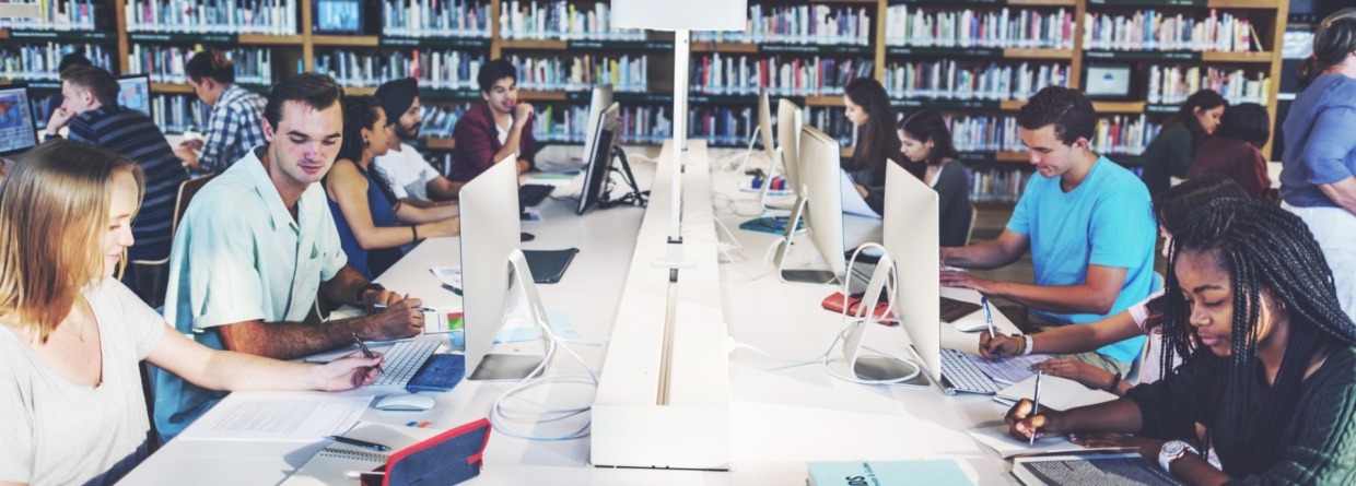Studenten in bibliotheek