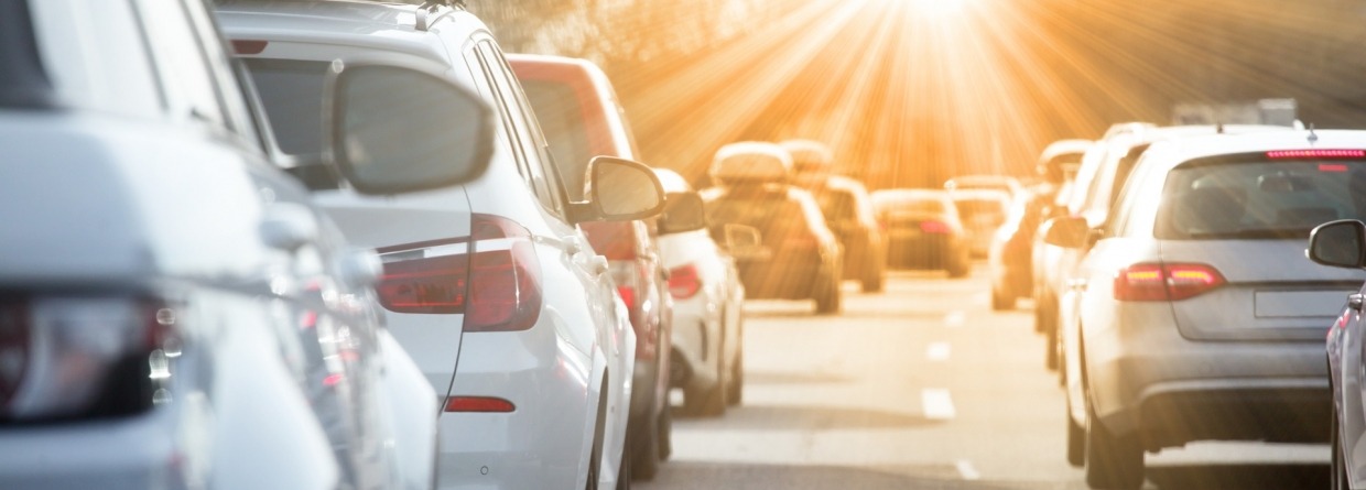 Auto's in de file met een ondergaande zon